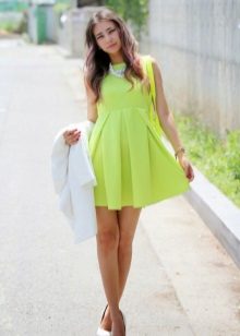 Robe évasée jaune à taille haute