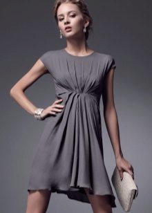 Robe courte grise drapée à taille haute
