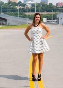 Robe à pois blanche à pois noirs avec taille haute