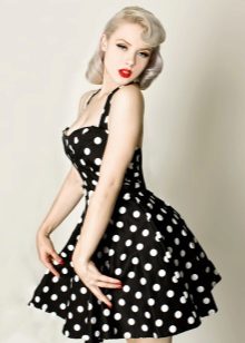 Robe noire à pois blancs dans un style rétro