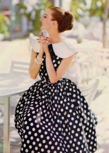 Robe noire à pois blancs dans un style rétro