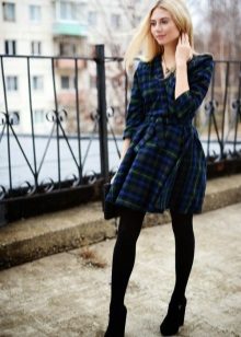 Robe mi-longue à carreaux verts et bleus