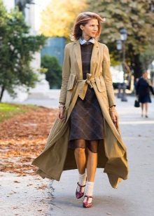  Long cardigan beige avec une robe à carreaux