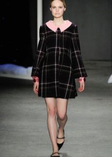 Robe noire Silhouette en forme de A dans une grande cellule avec un bouton rose