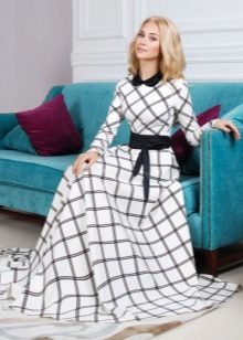 Longue robe blanche à carreaux avec col noir et ceinture