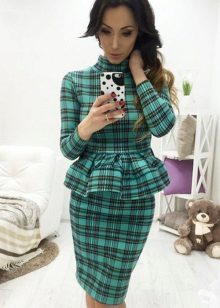 Robe avec basky dans une cage verte