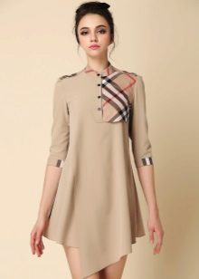 Robe beige à fond asymétrique avec empiècement à carreaux sur la poitrine