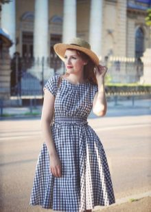 Accessoires et bijoux pour une robe à carreaux