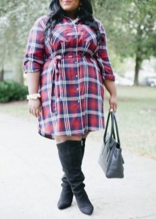 Portez une chemise à carreaux rouge pour femmes obèses en combinaison avec des bottes