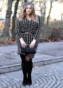 Robe noire dans une enveloppe avec une odeur pour les femmes obèses