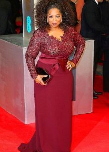 Robe longue bordeaux en dentelle et manches pour les pleines