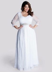 Robe blanche au sol avec de longues manches en dentelle