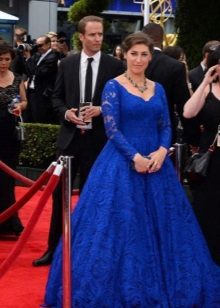 Longue robe bleue en dentelle avec des manches longues
