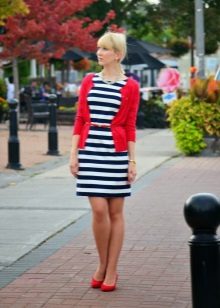 Ballerines rouges et robe cardigan à rayures noires et blanches