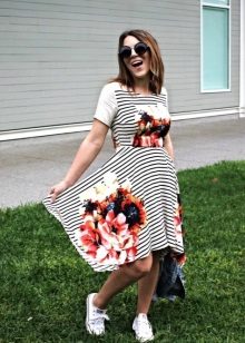 Robe blanche rayée noire avec imprimé floral