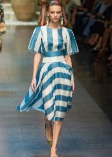 Robe mi-longue à rayures blanches et bleues