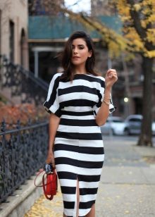 Robe à rayures noires et blanches