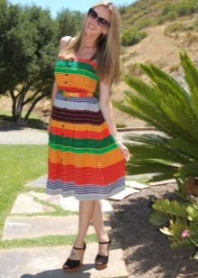 Une robe dans une large bande multicolore