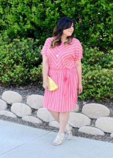 Robe rose et blanche à rayures diagonales et verticales pour