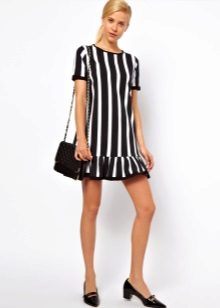 Robe à rayures verticales noires et blanches