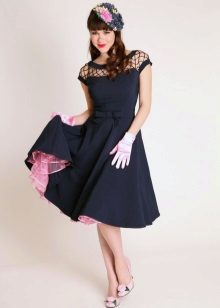 Chaussures avec des arcs à la robe dans le style des années 50