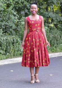 Sandales sur les talons de la robe dans le style des années 50