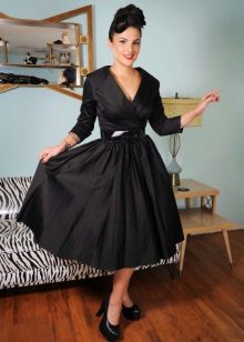 Robe de soirée en satin avec col rabattu des années 50