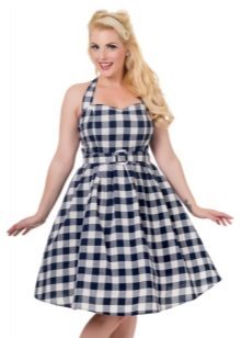 Robe en coton à carreaux sur les bretelles dans le style des années 50