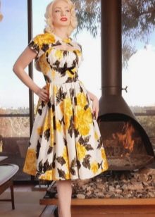 Robe de couleur avec un imprimé dans le style des années 50
