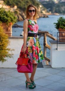 Robe couleur cocktail dans le style des années 50