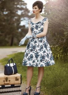 Robe de cocktail noire et blanche dans le style des années 50