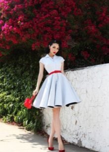 Robe de cocktail blanche dans le style des années 50 avec une ceinture rouge
