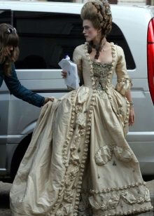 Robe baroque avec broderie d'or