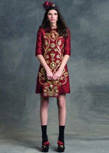 Robe décontractée baroque avec broderies dorées