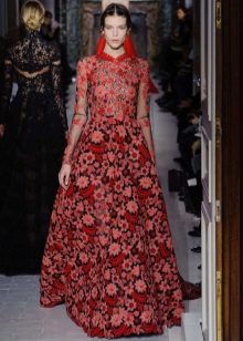 Robe rouge baroque avec des fleurs