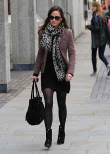 Tenue décontractée combinée à un foulard et une veste chaude