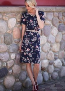Robe d'été décontractée avec un petit imprimé floral