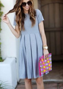 Tenue décontractée avec une jupe plissée