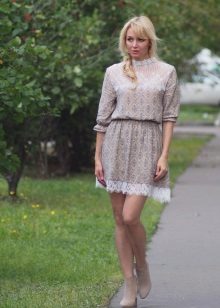 Robe décontractée avec bordure en dentelle