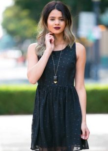 Robe noire décontractée et courte