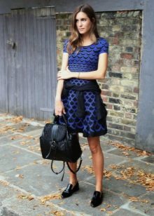 Robe décontractée bleue avec ornement noir