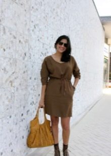 Robe décontractée marron avec une coupe libre à la taille