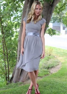 Robe décontractée grise avec ceinture en satin