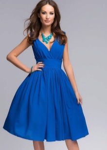 Robe évasée bleue à la taille