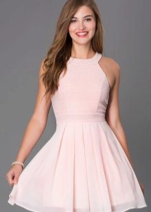 Robe évasée rose à la taille