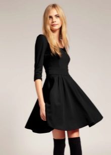 Robe évasée noire à la taille