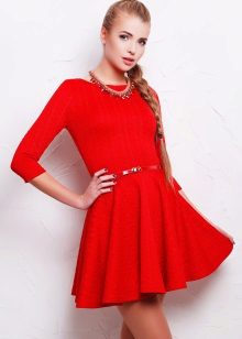 Robe évasée rouge à la taille