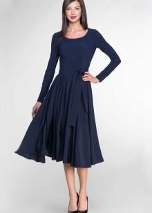 Robe mi-longue bleu marine évasée