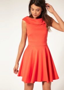 Robe évasée orange à la taille