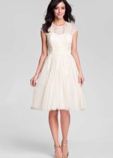 Robe évasée de lait à la taille